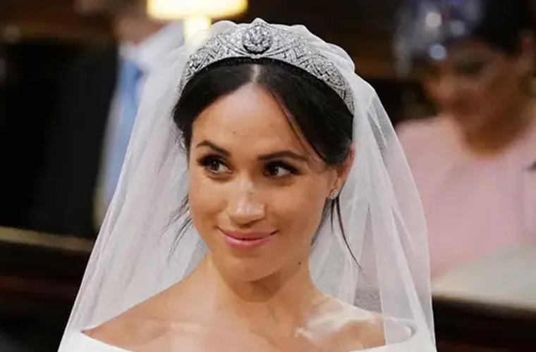 Không những thế, Meghan sẽ không còn được đội lại chiếc vương miện mà Nữ hoàng Elizabeth II từng cho cô mượn trong ngày cưới.