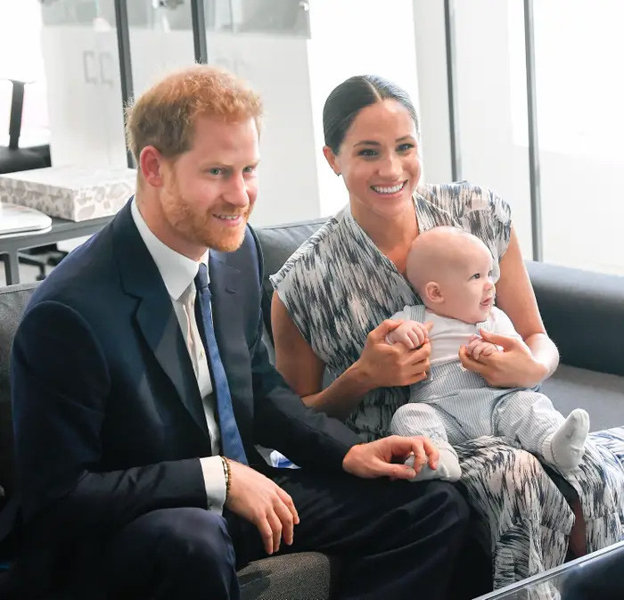 Con cái của Harry và Meghan sẽ không được coi là “những đứa trẻ hoàng gia” và không được hoàng gia trao kỷ vật khi chào đời nữa. Điều đó có nghĩa, em của bé Archie, con trai đầu lòng của Harry và Meghan, sẽ không được nhận quà từ Cung điện Buckingham sau khi chào đời.