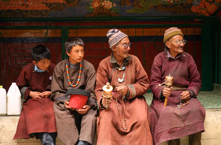 Những gia đình theo chế độ đa phu này thường nghèo, cả nhà sống chung trong một phòng. Khi chồng đi làm, người vợ ở nhà nấu nướng, dọn dẹp, chăm con. Tối đến, họ cùng ngủ trên tấm chăn trải ra sàn nhà, bởi các gia đình ở nông thôn Tây Tạng không dùng giường.