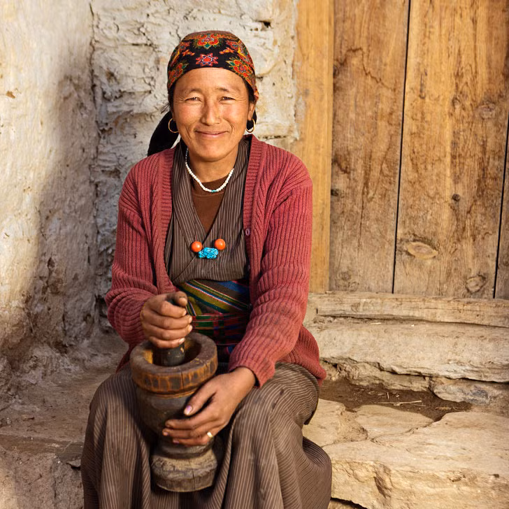 Đa số trong các gia đình đa phu, các ông chồng đều là anh em. Người anh cả sẽ là chủ gia đình, là người chọn cô dâu cho mình và các em trai. Ngoài ra, người anh cả còn có một quyền lựa chọn đặc biệt: lấy vợ hai hoặc ba cho riêng mình. Không những thế, người anh cả này còn được những đứa con trong gia đình coi là cha chúng còn những người anh em khác cùng chung nhà và chung vợ với ông anh cả chỉ được các con gọi là chú, bất kể người đó có phải là cha đẻ chúng hay không.