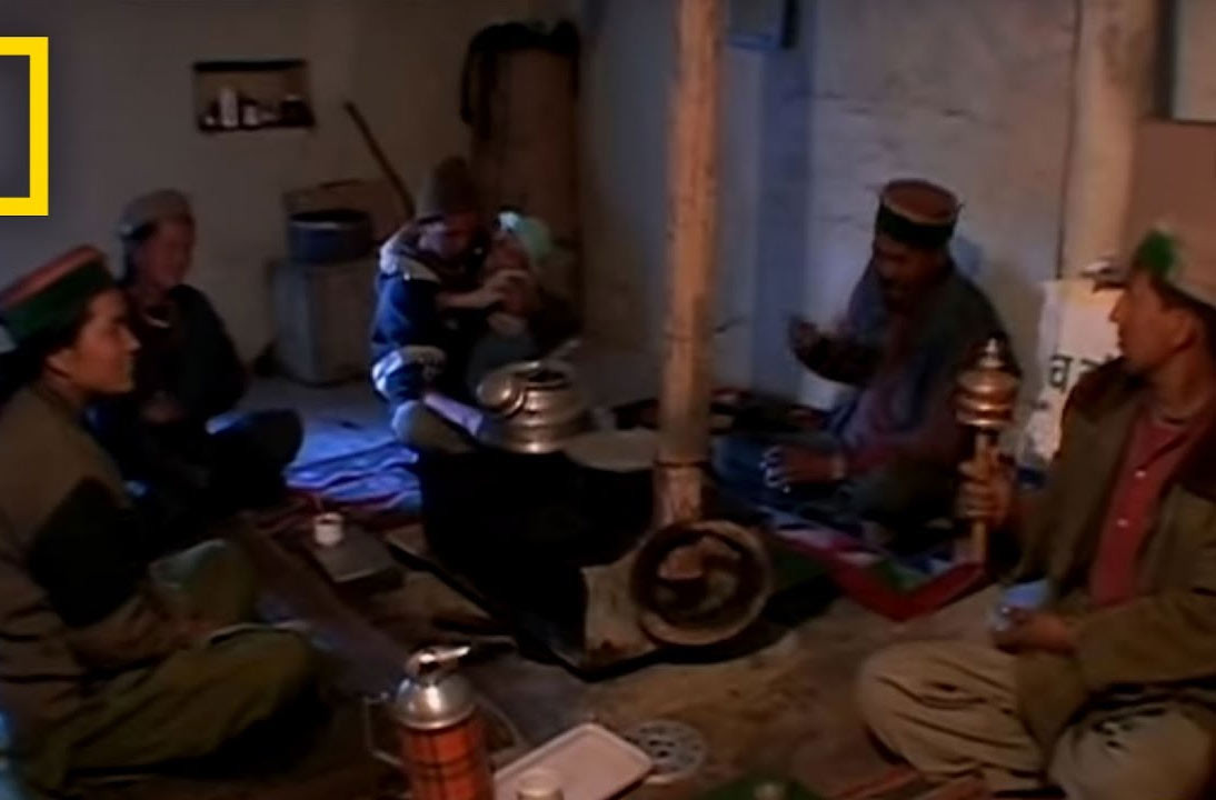 Bởi nếu mỗi anh em lập gia đình riêng và mỗi người cưới 1 cô vợ thì họ sẽ phải chia đất đai của cha ông để lại. Vì vậy, mấy anh em lấy chung một vợ sẽ có lợi cho những người sống ở Tây Tạng bởi đất đai của họ khan hiếm. Còn người Ấn Độ cũng thích chế độ đa phu bởi đất nước họ quá đông dân.