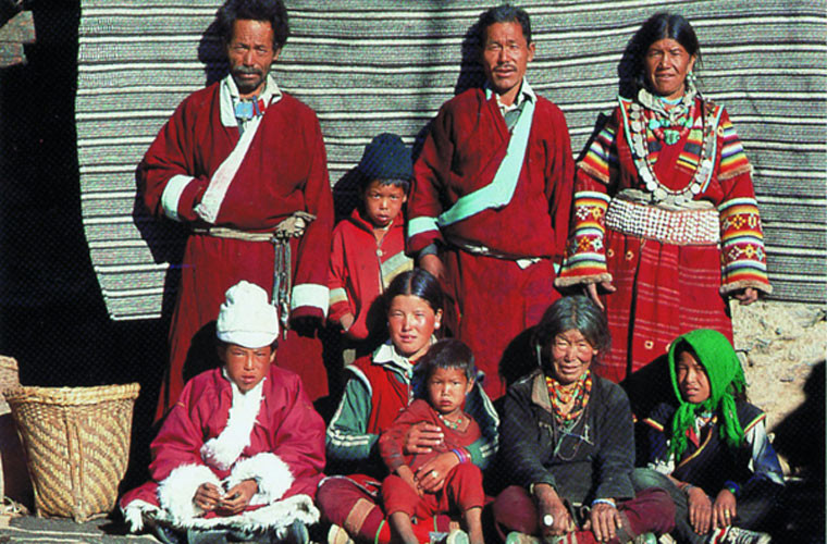 Các gia đình đa phu sống trong những cộng đồng có khoảng 15 hộ. Họ thường xuyên giao lưu và sẵn sàng giúp đỡ nhau khi cần. Nhưng mỗi gia đình sống rất độc lập và có quy định của riêng từng nhà. Ở một vài gia đình đa phu lại không theo truyền thống, nghĩa là phụ nữ có thể ra ngoài đi làm còn đàn ông làm việc nhà.