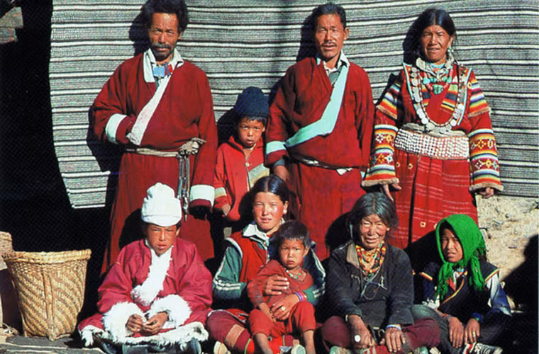 Các gia đình đa phu sống trong những cộng đồng có khoảng 15 hộ. Họ thường xuyên giao lưu và sẵn sàng giúp đỡ nhau khi cần. Nhưng mỗi gia đình sống rất độc lập và có quy định của riêng từng nhà. Ở một vài gia đình đa phu lại không theo truyền thống, nghĩa là phụ nữ có thể ra ngoài đi làm còn đàn ông làm việc nhà.