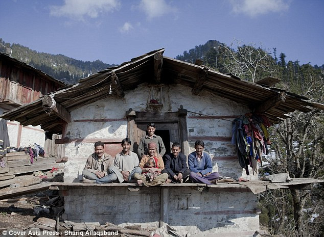 Theo BrightSide, Rajo Verma là vợ của 5 người đàn ông và họ là 5 anh em ruột. Gia đình lớn của họ sống trong một thị trấn nhỏ ở Debradun, phía bắc Ấn Độ. Rajo và 5 ông chồng cùng nhau nuôi dạy một cậu con trai nhưng không ai biết trong số 5 người đàn ông kia, ai mới là cha đẻ của cậu bé.