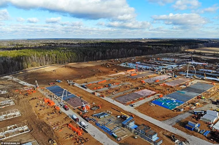 Bệnh viện mới này cách Điện Kremlin 40 dặm về phía tây nam và có 223 giường chăm sóc đặc biệt và 277 giường bệnh bình thường.