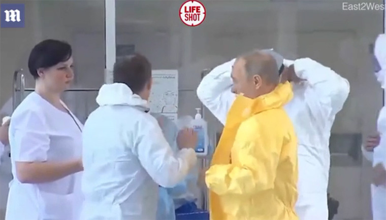 Nhà lãnh đạo Putin mặc bộ quần áo bảo hộ màu vàng khi tới thăm bệnh viện điều trị cho bệnh nhân nhiễm Covid-19 ở Kommunarka. Ông Putin khẳng định Nga có một bộ máy phối hợp rất tốt để chống lại dịch bệnh do virus corona chủng mới gây ra.