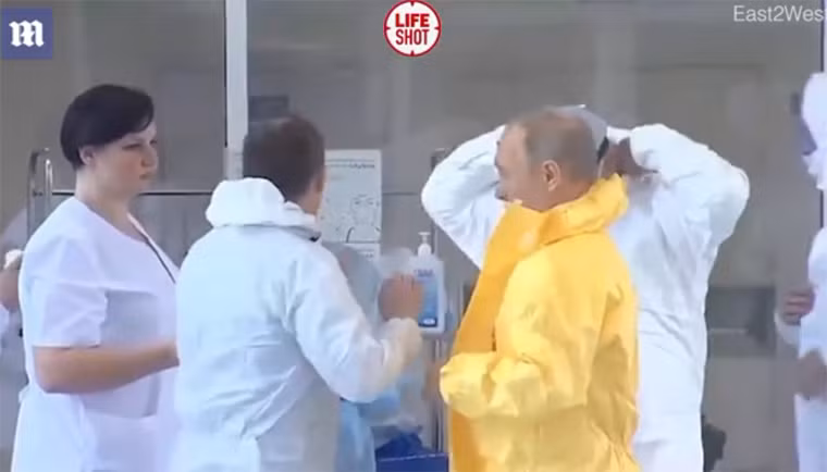 Nhà lãnh đạo Putin mặc bộ quần áo bảo hộ màu vàng khi tới thăm bệnh viện điều trị cho bệnh nhân nhiễm Covid-19 ở Kommunarka. Ông Putin khẳng định Nga có một bộ máy phối hợp rất tốt để chống lại dịch bệnh do virus corona chủng mới gây ra.