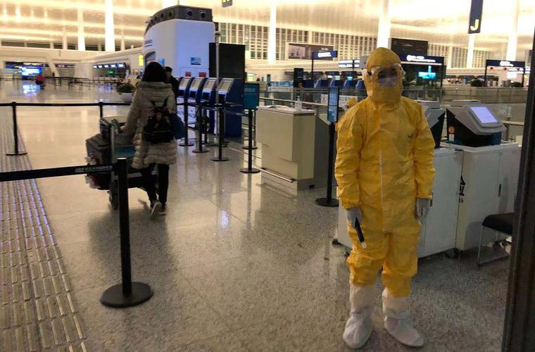 Ngày 7/2, nhân viên an ninh hàng không ở sân bay quốc tế Thiên Hà (Vũ Hán) mặc đồ bảo hộ kiểm tra các hành khách đến để lên chuyến bay được Bộ Ngoại giao Mỹ thuê để sơ tán công dân Mỹ và Canada khỏi Trung Quốc khi dịch virus corona đang bùng phát. (Nguồn ảnh: Reuters)