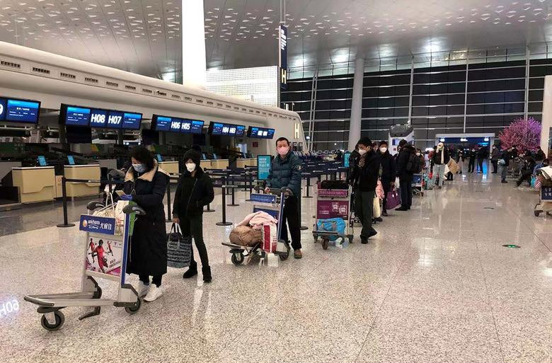 Hành khách xếp hàng để lên máy bay ở Vũ Hán. Hầu hết họ là công dân Canada.