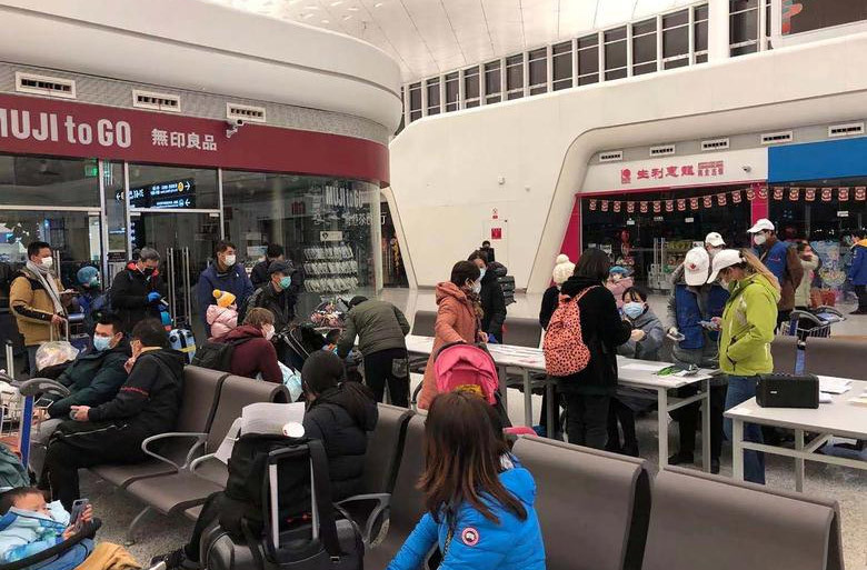 Các hành khách đang đợi để lên máy bay ở sân bay quốc tế Vũ Hán.