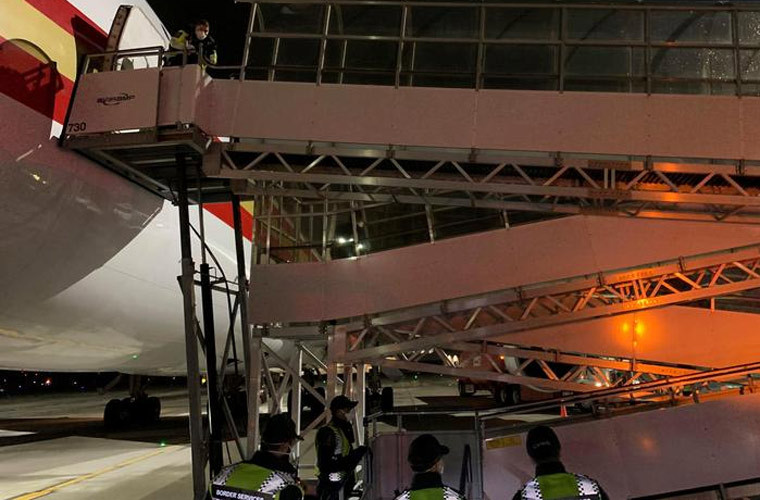 Các nhân viên của Cơ quan dịch vụ biên giới Canada đang đợi hành khách trở về từ Vũ Hán ở sân bay quốc tế Vancouver, Canada.