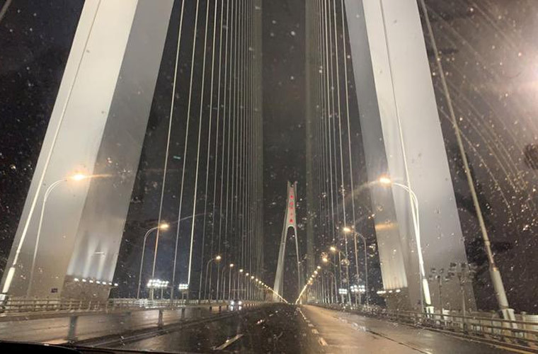 Con đường tới sân bay quốc tế Thiên Hà không một bóng người, cứ như đang trong vùng chiến sự.