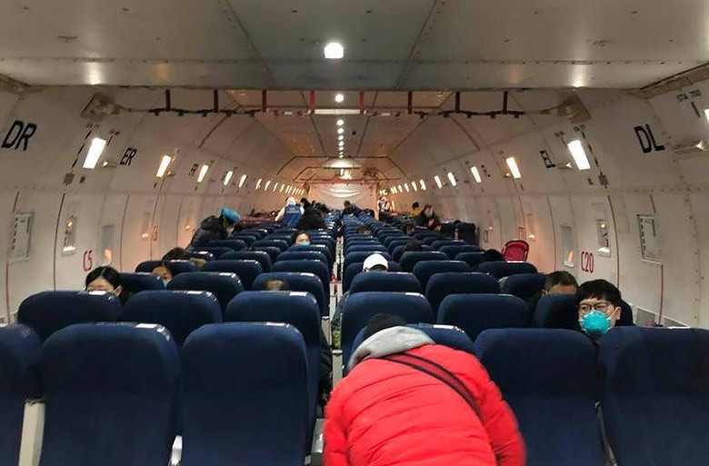 Hành khách trên chuyến bay sơ tán khỏi Vũ Hán.