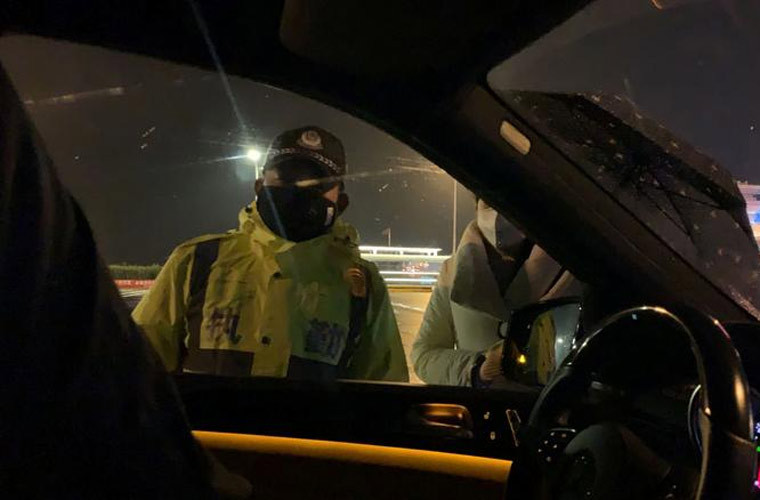 Nhân viên an ninh kiểm tra hành khách chuẩn bị ra sân bay Vũ Hán.