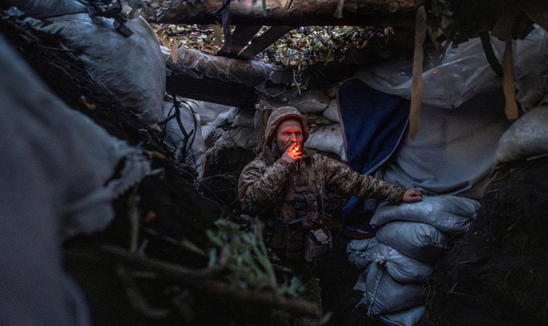 Sau hai năm rưỡi chiến tranh, binh sĩ Ukraine ngày càng mệt mỏi. Những người lính Ukraine trước đây từng chiến đấu với lực lượng Nga ở Kiev và Kharkiv nói rằng, họ không được trang bị đầy đủ và đang bị cầm chân khi Kiev nỗ lực tuyển quân và mua thêm vũ khí của phương Tây để ngăn chặn những bước tiến của Nga. Ảnh: Reuters.