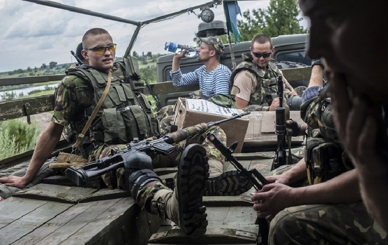 Năm nay, Ukraine đang rất cần tân binh và buộc phải hạ độ tuổi nhập ngũ từ 27 xuống 25 và cho phép tù nhân gia nhập quân đội. Eddie phàn nàn rằng, hầu hết binh lính không được huấn luyện quân sự đầy đủ trước khi được đưa ra tiền tuyến. Sau hai năm rưỡi chiến đấu, Eddie nhận ra mình không có những kỹ năng cần thiết của một người chỉ huy. Ảnh: TASS. 