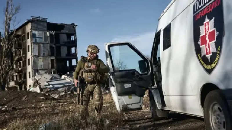 Một người lính có mật danh “Eddie” đã chiến đấu ở nhiều chiến trường quan trọng cùng Tiểu đoàn Phòng vệ lãnh thổ số 206 của Ukraine. Ngay khi xung đột nổ ra vào đầu năm 2022, anh này đã gia nhập Lực lượng Phòng vệ Quốc gia. Eddie chưa từng được huấn luyện quân sự trước đó, được cử thẳng đến tiền tuyến Kiev và tham gia trận chiến trước khi quân Nga thay đổi chiến lược và rút lui khỏi thành phố Kiev. Ảnh: BBC.