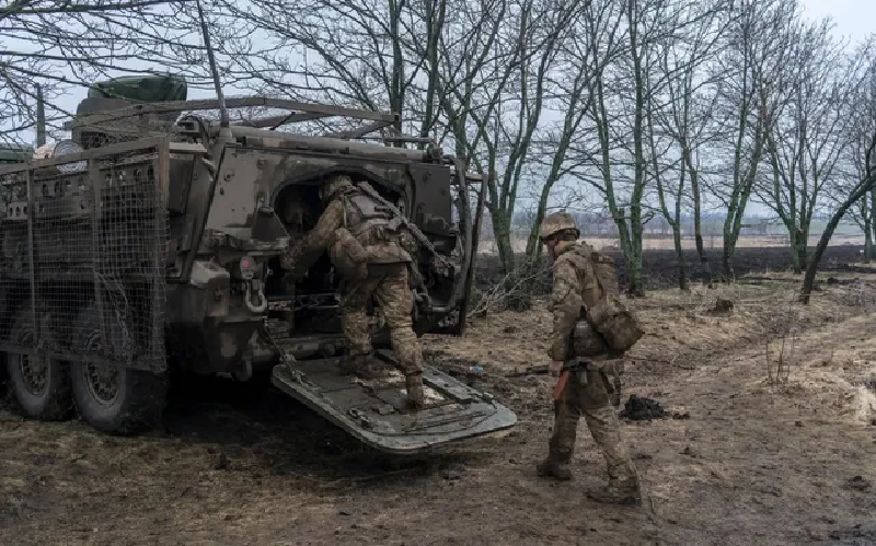 Vào cuối tháng 3/2022, khi Quân đội Nga rút lui khỏi Kiev, Eddie được cử đến các điểm nóng khác, tham gia trận chiến chiếm lại Kherson ở phía nam Liman và Izyum ở phía đông. Ảnh: New York Times. 