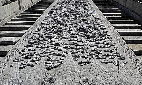 Việc người Trung Quốc xưa làm thế nào có thể xây dựng cả một khu quần thể khổng lồ này là một bí ẩn với các nhà khoa học trong thời gian dài. Trong Tử Cấm Thành, có nhiều phiến đá cẩm thạch với những hình chạm khắc rồng phượng cầu kỳ. Phiến lớn nhất có chiều dài 16,8 m và rộng 3 m nằm trước khu vực điện Thái Hòa. Ảnh: Top China Travel.