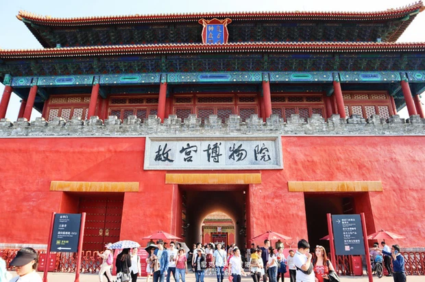 Vậy tại sao màu sắc chủ đạo củaTử Cấm Thành lại là vàng và đỏ? Trong văn hóa truyền thống Trung Hoa, màu đỏ tượng trưng cho sự vui mừng, còn có ngụ ý chỉ sự trang nghiêm, hạnh phúc và cát tường. Còn màu vàng là biểu trưng cho quyền lực tối thượng, dành riêng cho bậc quân vương. Ảnh: Sohu.