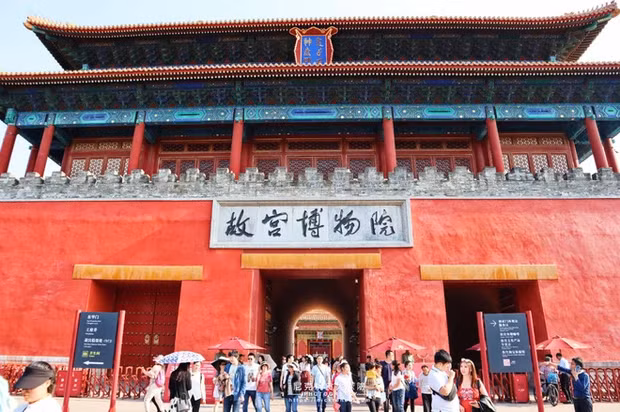 Vậy tại sao màu sắc chủ đạo củaTử Cấm Thành lại là vàng và đỏ? Trong văn hóa truyền thống Trung Hoa, màu đỏ tượng trưng cho sự vui mừng, còn có ngụ ý chỉ sự trang nghiêm, hạnh phúc và cát tường. Còn màu vàng là biểu trưng cho quyền lực tối thượng, dành riêng cho bậc quân vương. Ảnh: Sohu.