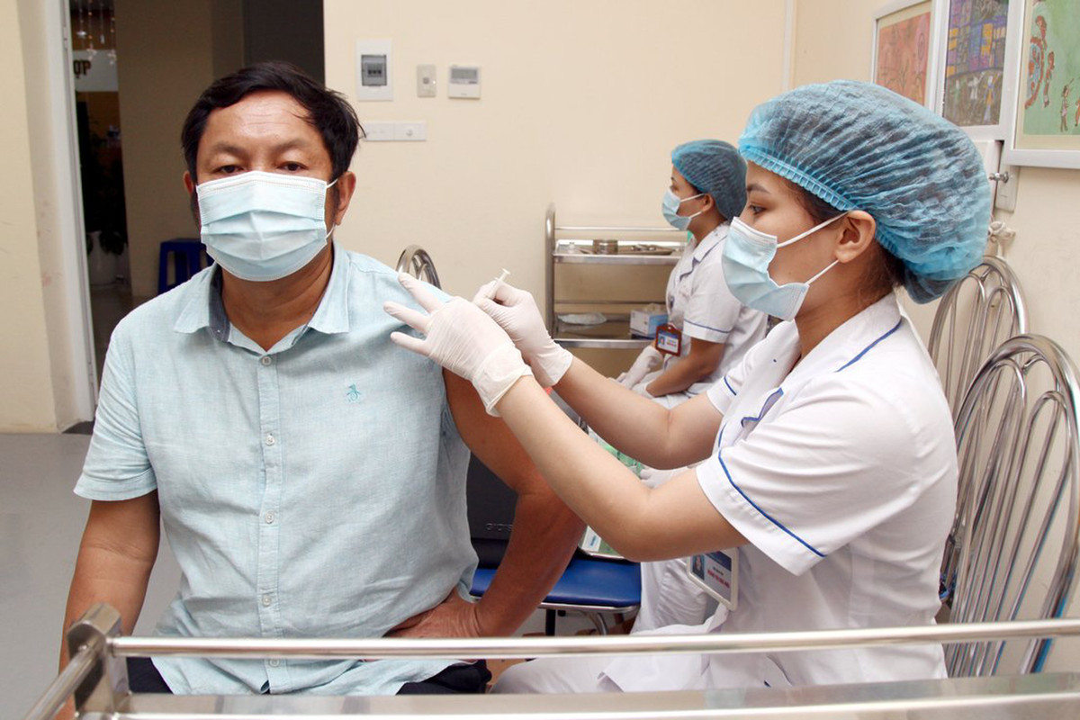 Nguoi duoc tiem vac xin, nhiem nhung khong mac COVID-19?