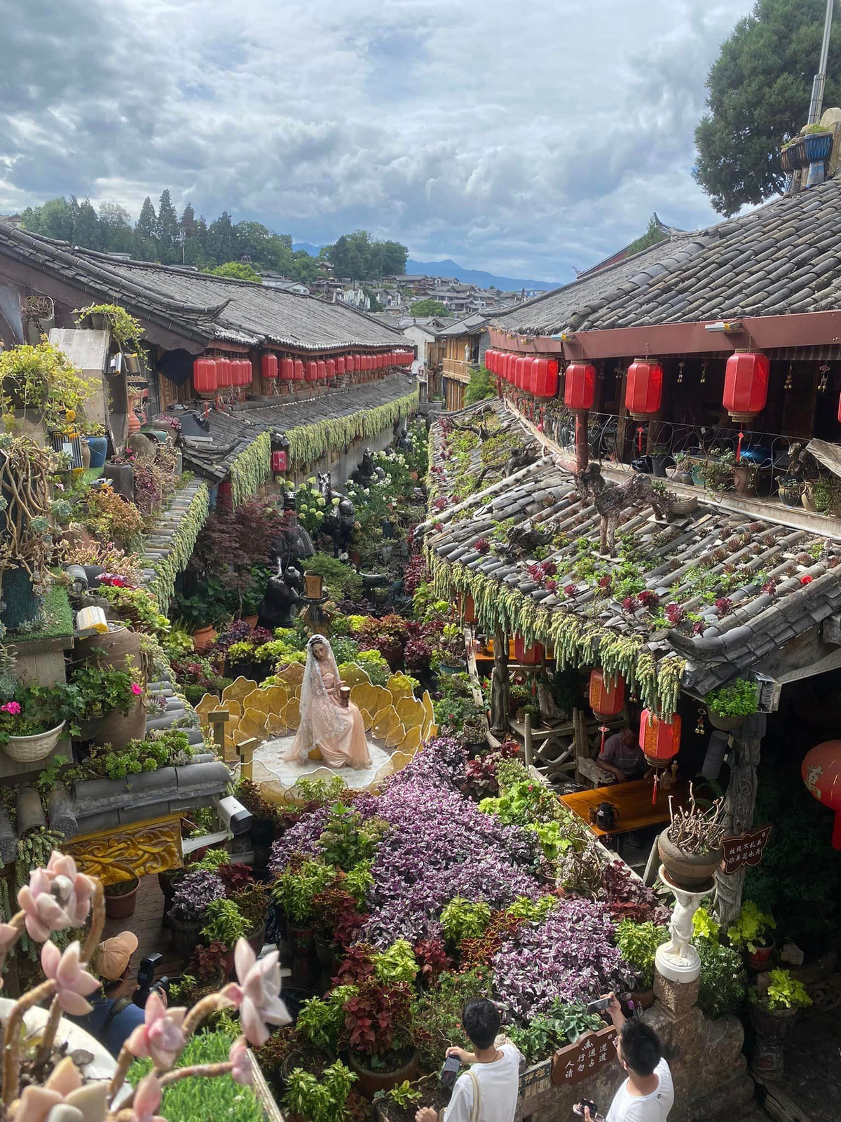 Được mệnh danh là “Tô Châu ở vùng cao”, Lệ Giang cổ trấn cũng chính là nơi duy nhất còn lưu giữ những nét đẹp của văn hóa Dongba với sự đa dạng của nhiều dân tộc thiểu số như Nạp Tây, Di, Lật Túc, Phổ Mễ, Bạch, Thái…