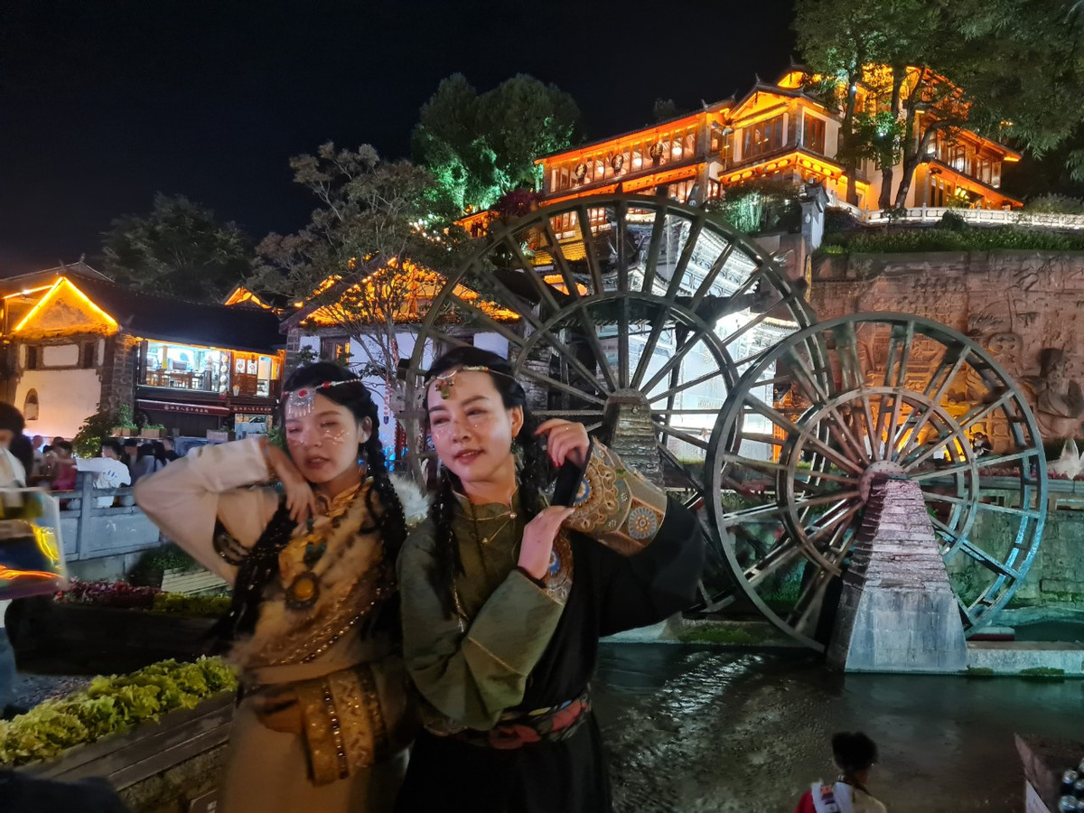 Bánh xe nước - một biểu tượng của Lệ Giang cổ trấn. Du khách đến đây đều muốn "check in" tại điểm này.