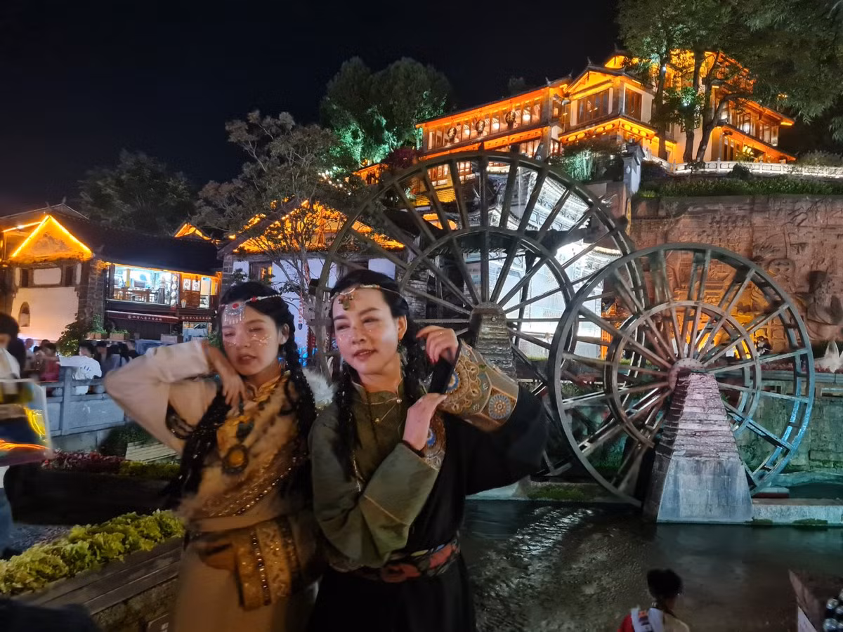 Bánh xe nước - một biểu tượng của Lệ Giang cổ trấn. Du khách đến đây đều muốn "check in" tại điểm này.