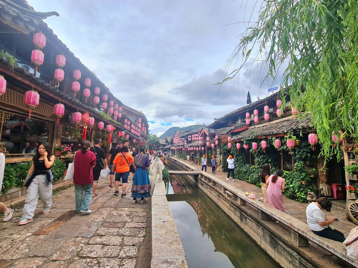 Một trong những điểm đặc biệt của Lệ Giang là sở hữu một hệ thống kênh phức tạp. Tại Lệ Giang, du khách có thể gặp rất nhiều biển khuyến cáo đề nghị giữ gìn hệ thống cấp thoát nước đã tồn tại cả ngàn năm với nguồn nước tan chảy từ băng tuyết trên núi xuống, được dùng cho sinh hoạt.