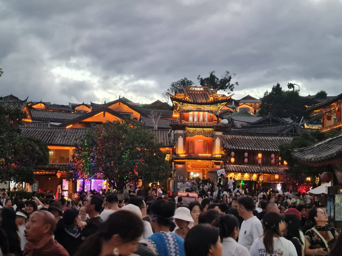 Lệ Giang thu hút nhiều khách du lịch, đặc biệt vào ngày cuối tuần, lượng khách đổ đến Lệ Giang càng đông.