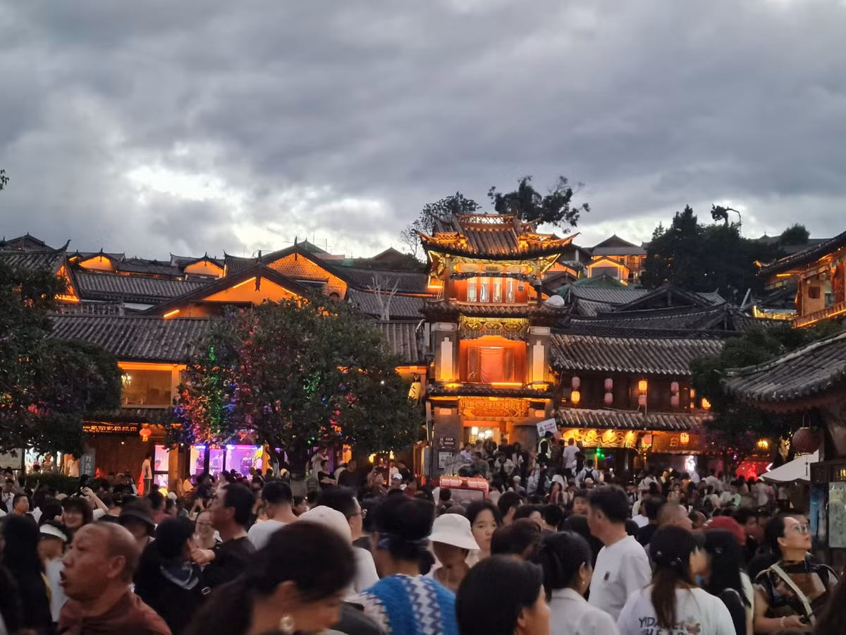 Lệ Giang thu hút nhiều khách du lịch, đặc biệt vào ngày cuối tuần, lượng khách đổ đến Lệ Giang càng đông.