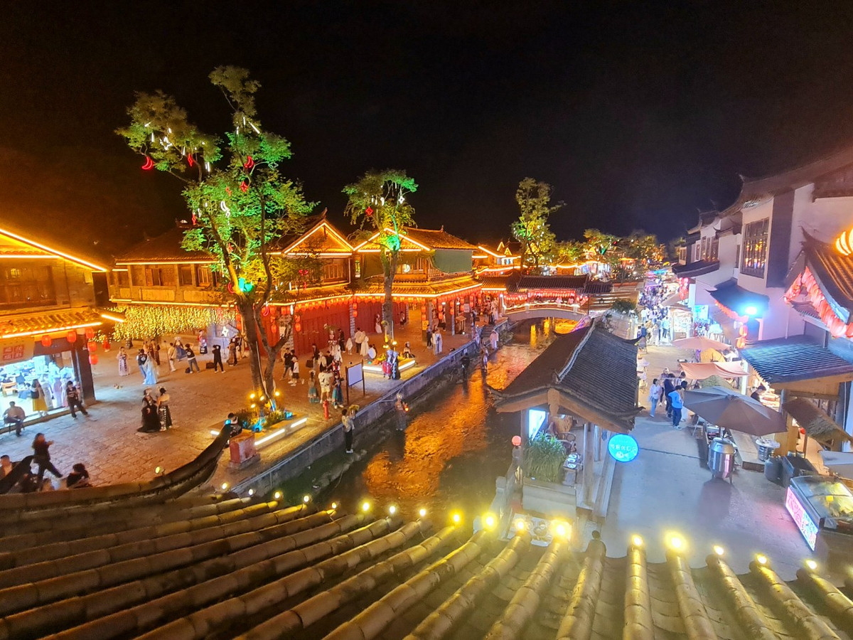 Lệ Giang cổ trấn nhìn từ trên cao. Vào ban đêm, dưới ánh đèn, những ngôi nhà cổ càng thêm lung linh, huyền ảo.