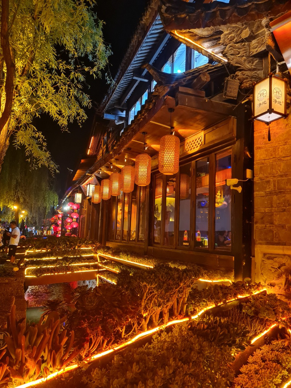 Đèn lồng treo rợp các lối đi.