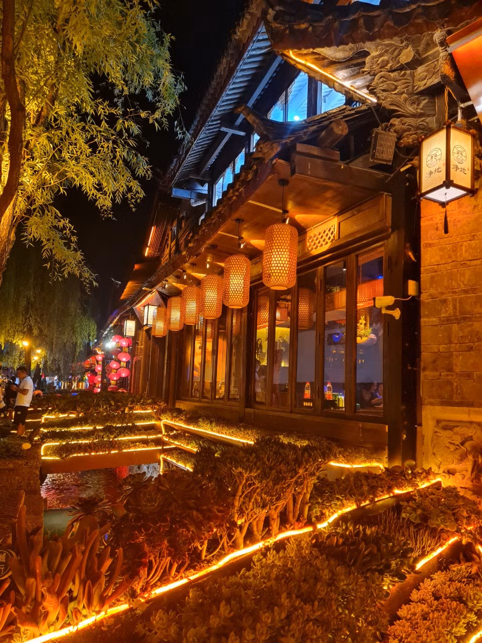 Đèn lồng treo rợp các lối đi.