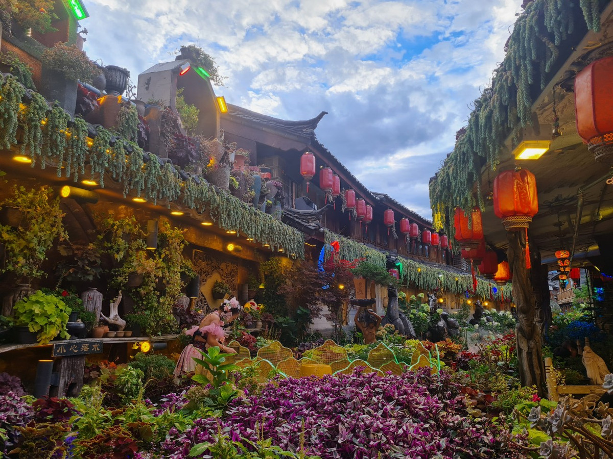 Đối với nhiều người Trung Quốc, Lệ Giang mới chính là cổ trấn đẹp nhất nước. Trải qua bao thăng trầm của lịch sử và sự bào mòn của thời gian, không khí cổ kính vẫn đặc quánh trong từng nhành cây, ngọn cỏ và cảnh vật nơi đây.