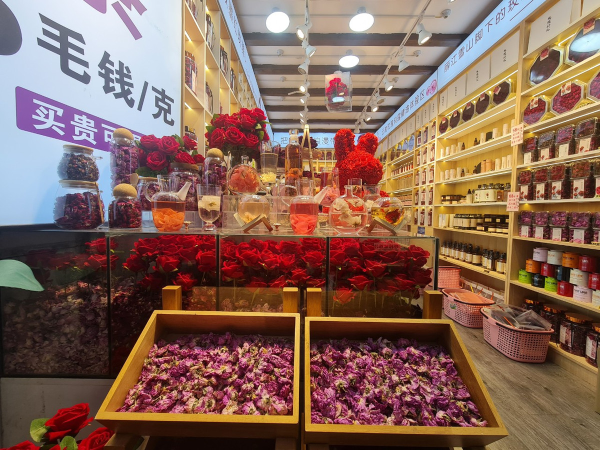 Những sản phẩm từ hoa hồng là một trong những đặc sản ở Lệ Giang cổ trấn.