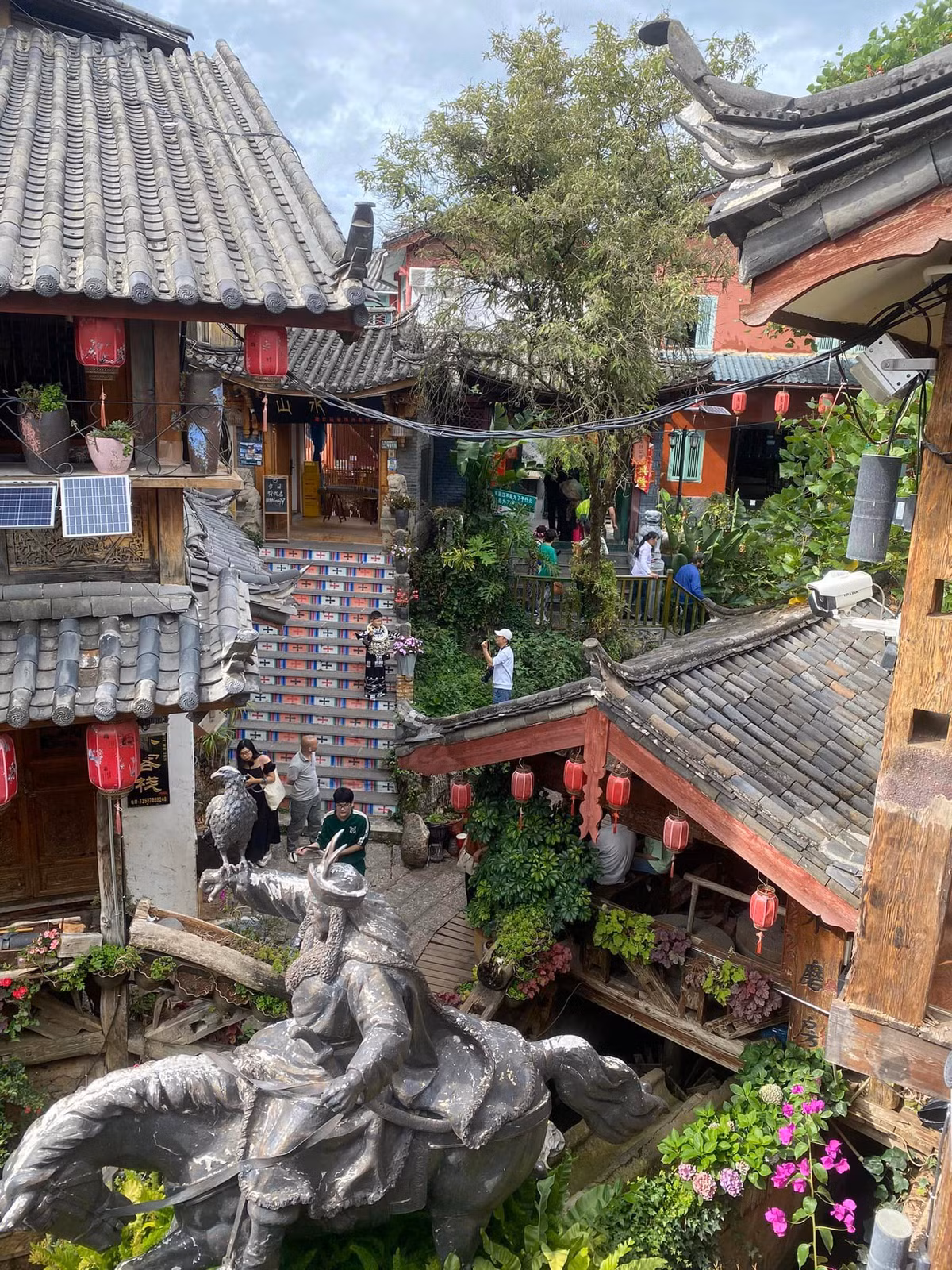  Lệ Giang cổ trấn được xây dựng vào cuối thời nhà Tống, đầu triều nhà Nguyên, có lịch sử hơn 1.000 năm. Nơi đây đã từng là nơi hợp lưu buôn bán dọc theo đường mòn Trà mã đạo, con đường được biết đến như là "Con đường tơ lụa Tây Nam".