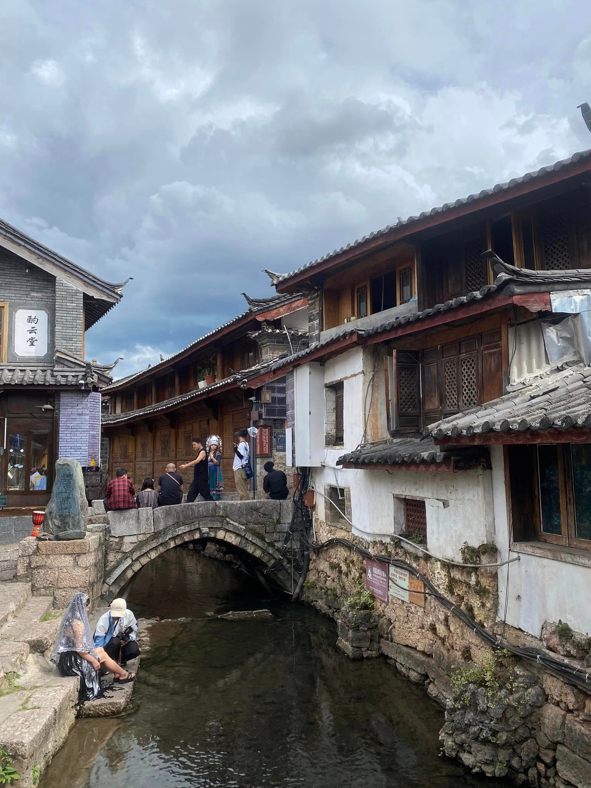 Khung cảnh thật yên bình, như tách biệt với thế giới hiện đại náo nhiệt bên ngoài.