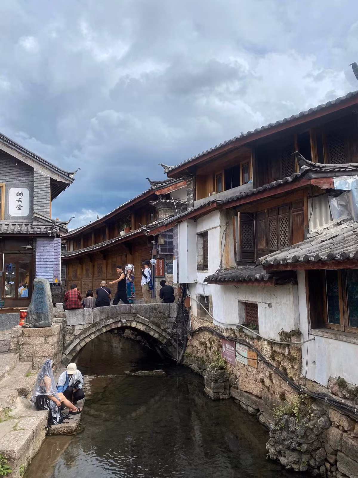 Khung cảnh thật yên bình, như tách biệt với thế giới hiện đại náo nhiệt bên ngoài.