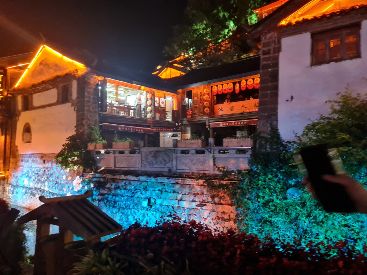 Du khách có thể vừa tản bộ, vừa hít thở không khí đêm trong lành. Nhiệt độ vào tháng 7 ở đây cũng chỉ khoảng 20-23 độ, se se lạnh.