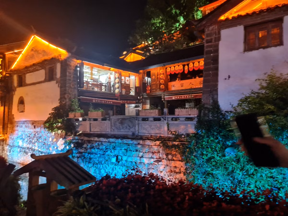 Du khách có thể vừa tản bộ, vừa hít thở không khí đêm trong lành. Nhiệt độ vào tháng 7 ở đây cũng chỉ khoảng 20-23 độ, se se lạnh.