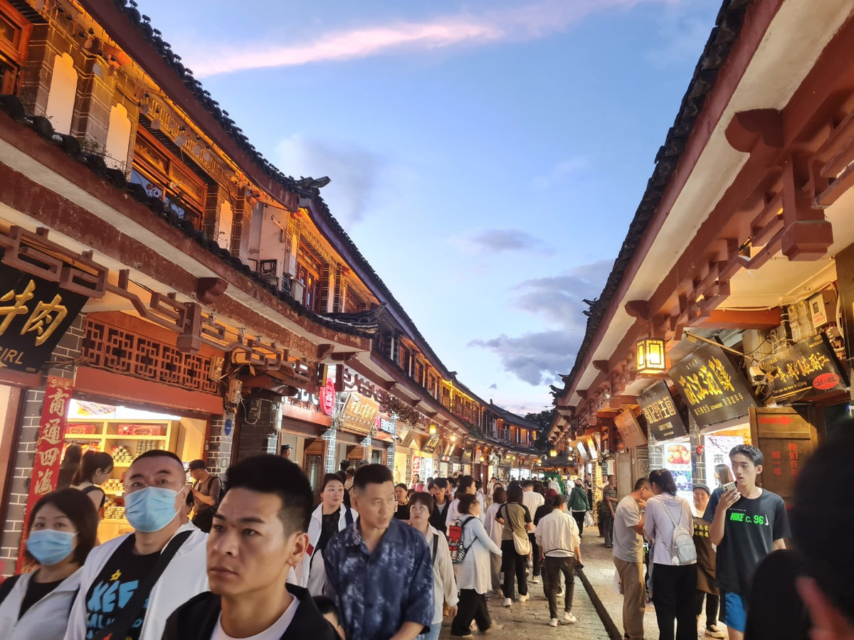 Bầu trời ở Lệ Giang cổ trấn vào lúc hơn 9 giờ tối vẫn xanh vời vợi.