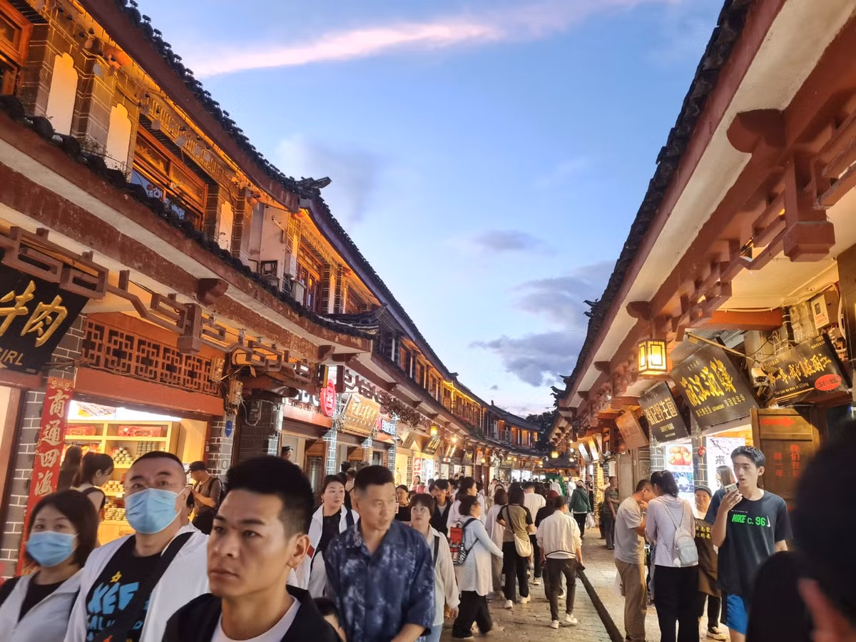 Bầu trời ở Lệ Giang cổ trấn vào lúc hơn 9 giờ tối vẫn xanh vời vợi.