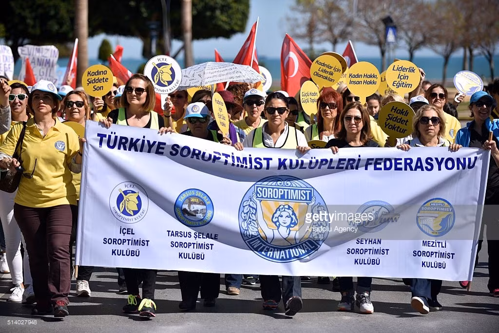 Các chị em giơ biểu ngữ chống lại sự bạo hành đối với nữ giới trong cuộc tuần hành ở Mersin, Thổ Nhĩ Kỳ ngày 6/3.