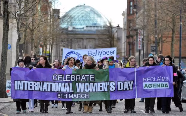 Hàng trăm người đổ xuống đường phố Belfast, nước Anh để kỉ niệm ngày Quốc tế Phụ nữ.
