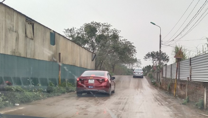 Tuy nhiên, phớt lờ “lệnh” của Sở GTVT Hà Nội, hiện nay sân tập trái phép này vẫn đang tiếp tục hoạt động. Theo người dân phường Nhật Tân cho biết, hàng ngày, có đến hàng chục lượt xe ra, vào bãi tập xe trái phép trên để học lái. Mức phí mà chủ sân thu của người tập lái là 100.000 đồng/ lượt.