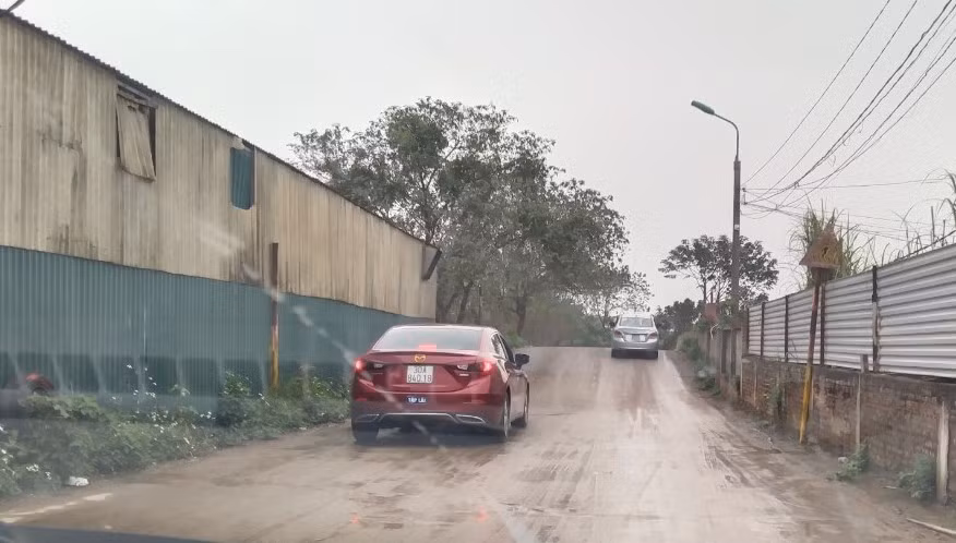 Tuy nhiên, phớt lờ “lệnh” của Sở GTVT Hà Nội, hiện nay sân tập trái phép này vẫn đang tiếp tục hoạt động. Theo người dân phường Nhật Tân cho biết, hàng ngày, có đến hàng chục lượt xe ra, vào bãi tập xe trái phép trên để học lái. Mức phí mà chủ sân thu của người tập lái là 100.000 đồng/ lượt.