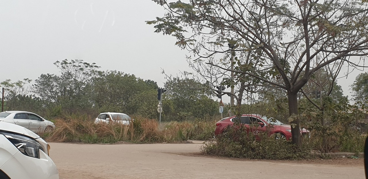 Theo quy định về tiêu chuẩn xe tập lái, sân tập lái và diện tích sân tập lái thì, sân tập lái ô tô phải có đủ hệ thống biển báo hiệu đường bộ, đủ tình huống các bài học theo nội dung chương trình đào tạo... Nhưng theo khảo sát thực tế, bãi tập xe này không đảm bảo các tiêu chí như đã quy định. Cỏ dại mọc um tùm không cắt tỉa, nền bê tông bị nứt trơ đất. Thậm chí, toàn bộ hệ thống biển báo đã hỏng, các vạch kẻ đường không còn. Khi mưa xuống, nước không thoát được tạo thành các vũng khiến đường tập trở nên lầy lội.