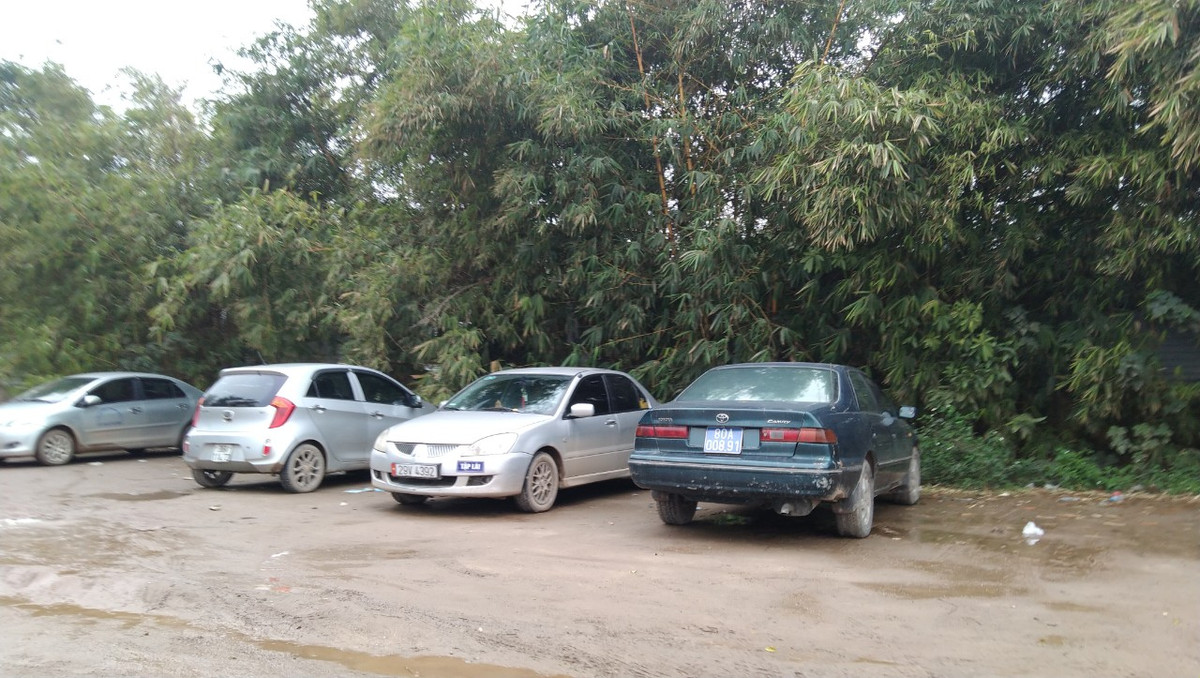 Các xe tập lái tại bãi tập xe không phép.